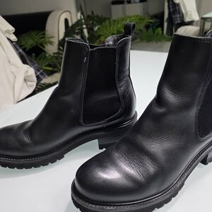 La CANADIENNE Sleek Black Ankle Boots